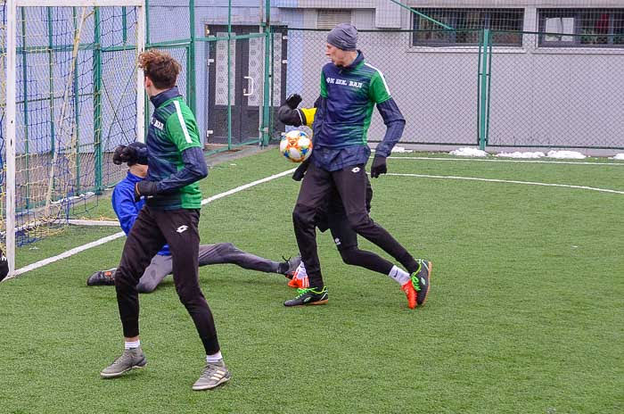 Group of people playing mini football Группа людей играющих в мини-футбол