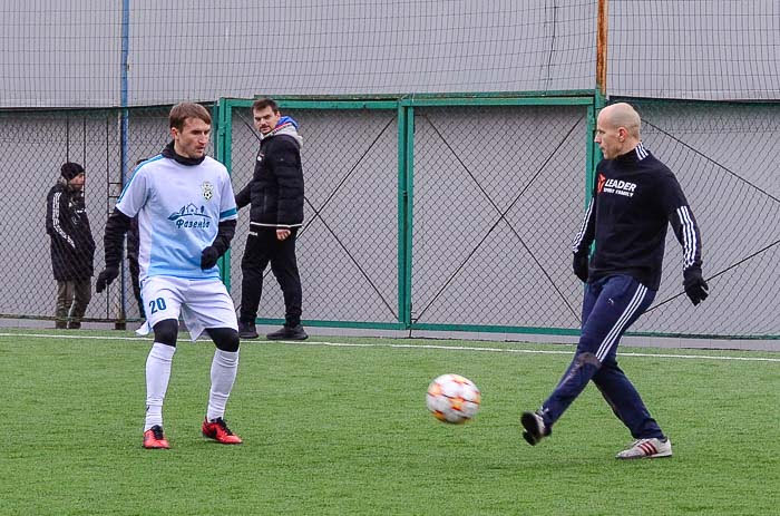 Group of people playing mini football Группа людей играющих в мини-футбол