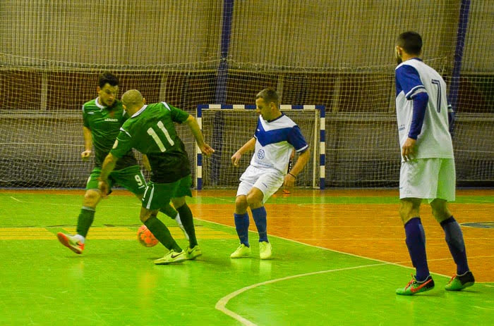 Group of people playing mini football Группа людей играющих в мини-футбол