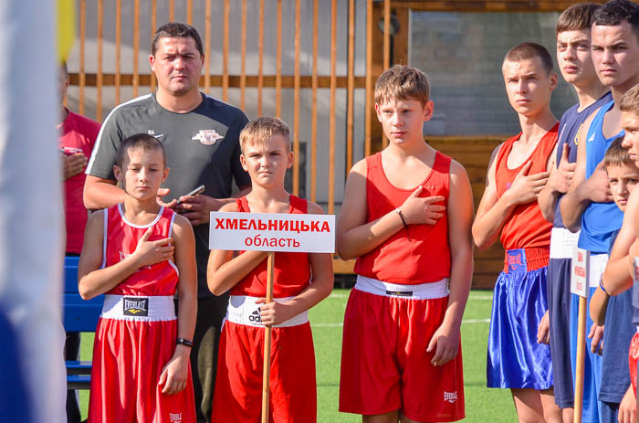 Group of people playing mini football Группа людей играющих в мини-футбол