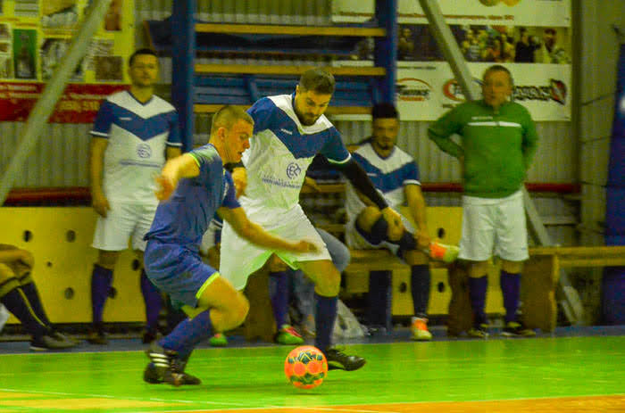 Group of people playing mini football Группа людей играющих в мини-футбол