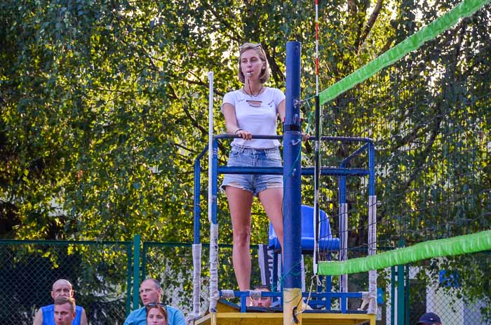 Group of people playing volleyball Группа людей играющих в волейбол