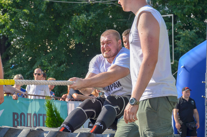 Group of people fighting karate Группа людей занимается карате