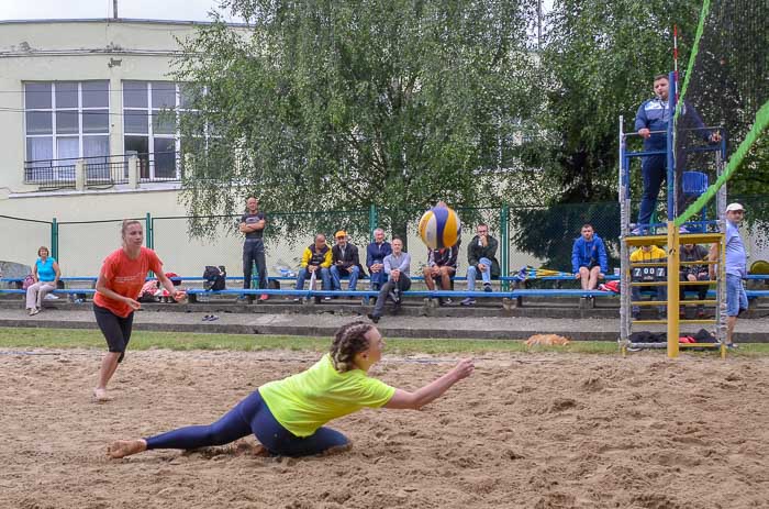 Group of people playing volleyball Группа людей играющих в волейбол