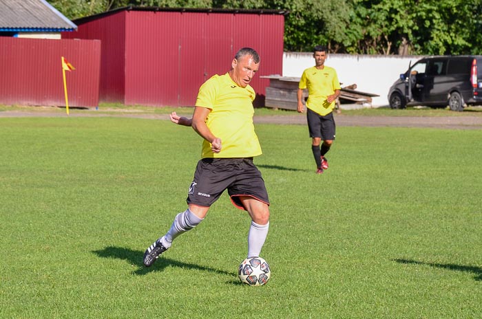 Group of people playing mini football Группа людей играющих в мини-футбол