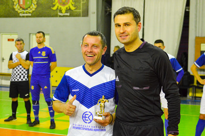 Group of people playing mini football Группа людей играющих в мини-футбол