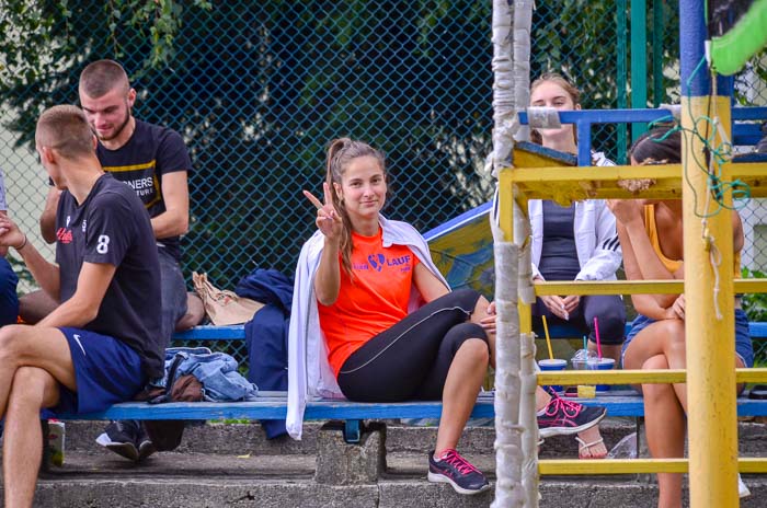 Group of people playing volleyball Группа людей играющих в волейбол