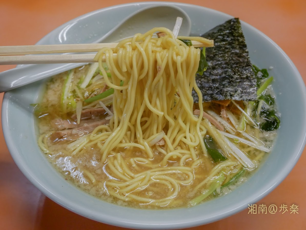 ラーショ大庭　2020年　ネギラーメン　豚骨に中太ストレート麺　味も悪くなく見栄えは結構見事なのだ