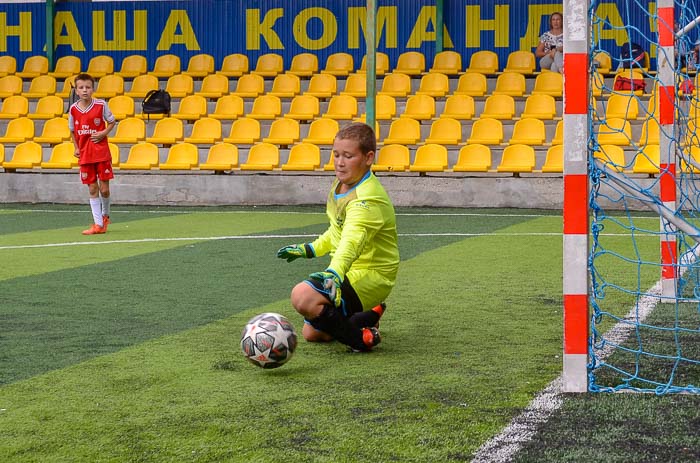 Group of people playing mini football Группа людей играющих в мини-футбол