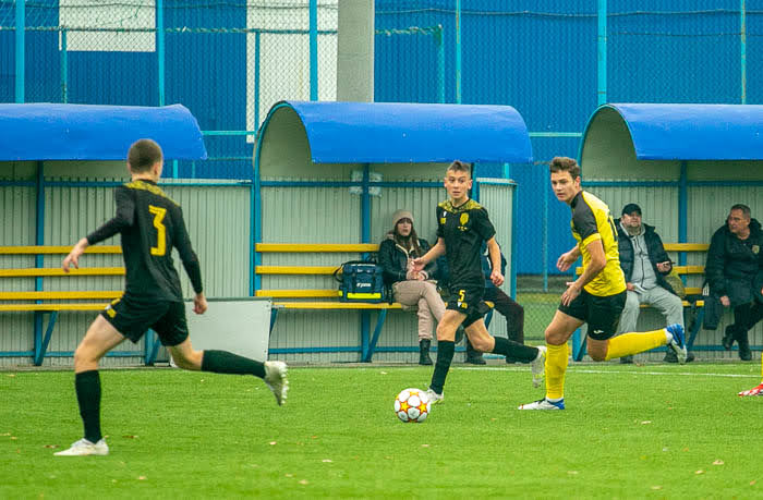 Group of people playing mini football Группа людей играющих в мини-футбол