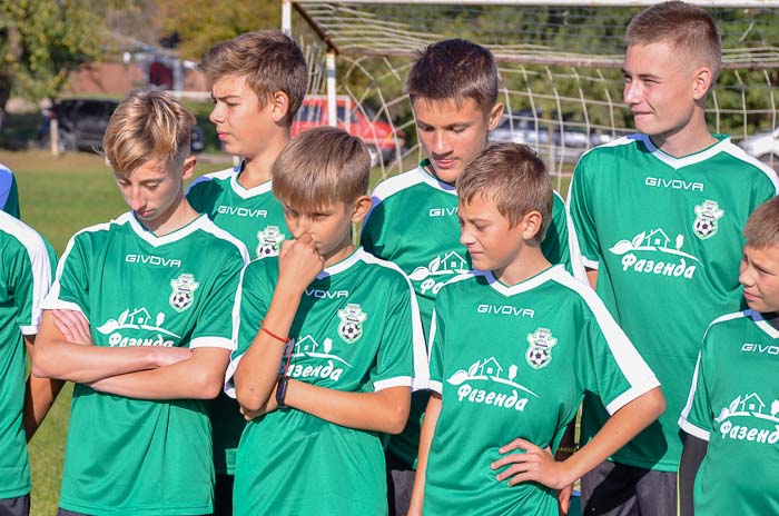 Group of people playing mini football Группа людей играющих в мини-футбол