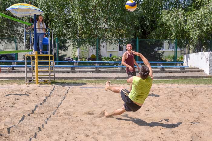 Group of people playing volleyball Группа людей играющих в волейбол