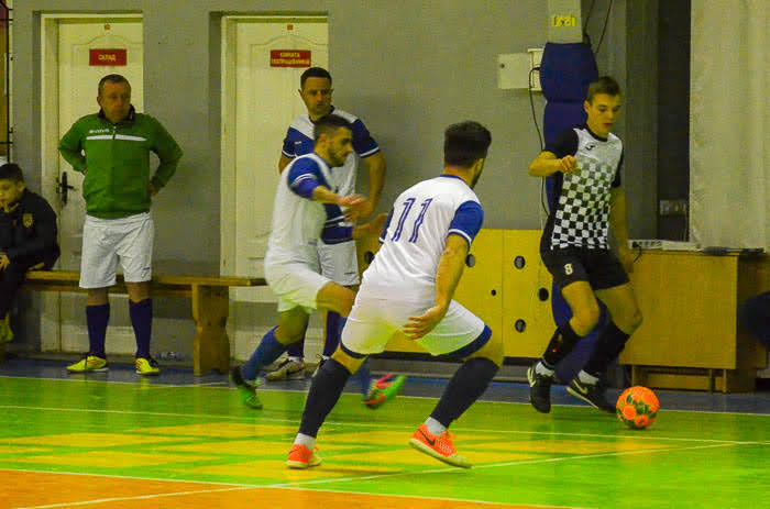 Group of people playing mini football Группа людей играющих в мини-футбол