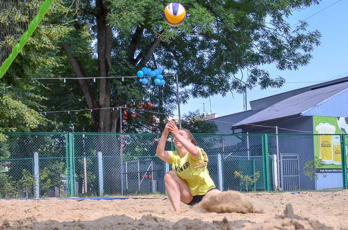 Group of people playing volleyball Группа людей играющих в волейбол