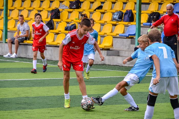 Group of people playing mini football Группа людей играющих в мини-футбол