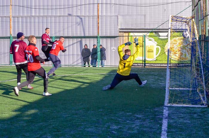 Group of people playing mini football Группа людей играющих в мини-футбол