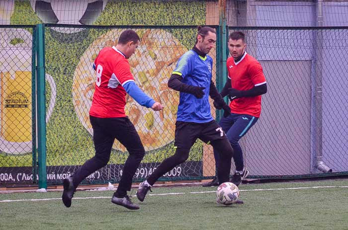 Group of people playing mini football Группа людей играющих в мини-футбол