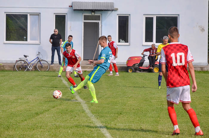 Group of people playing mini football Группа людей играющих в мини-футбол