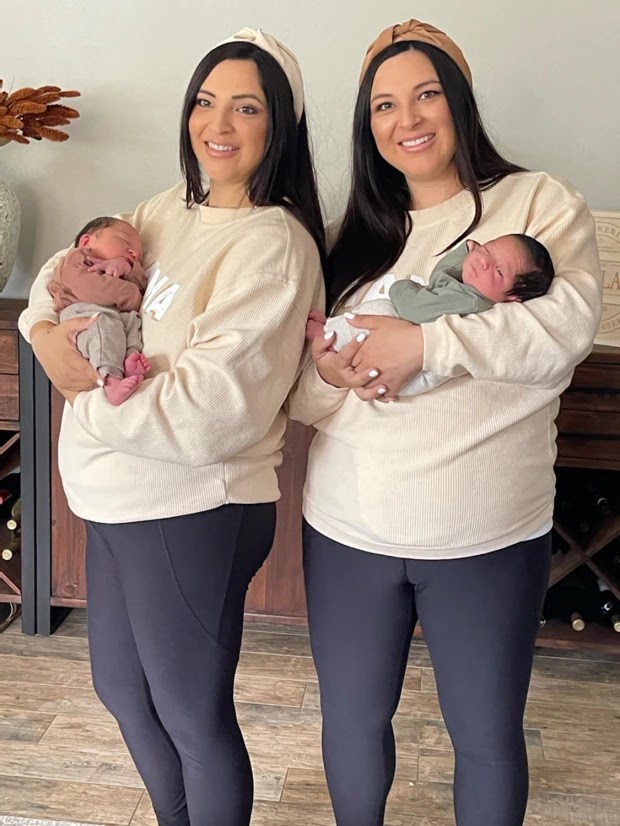 We’re Identical Twins & Had Our Babies Hours Apart Despite Different Due Dates – They Were Even The Same Weight & Height