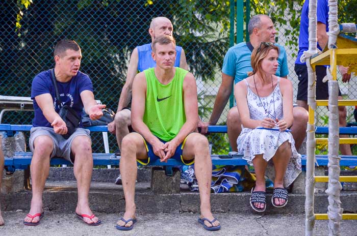 Group of people playing volleyball Группа людей играющих в волейбол