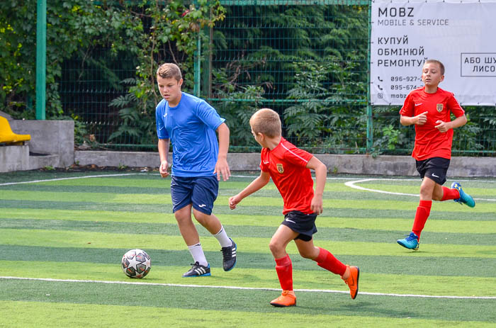 Group of people playing mini football Группа людей играющих в мини-футбол