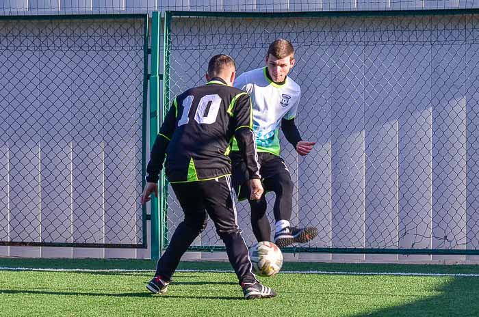 Group of people playing mini football Группа людей играющих в мини-футбол