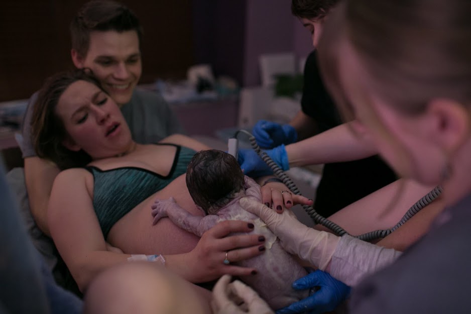 Photographer Captures Emotional Moment a Young Mum Welcoming Twins