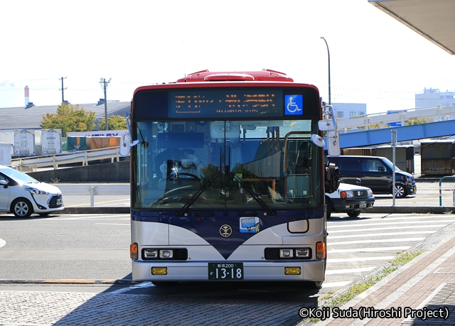 新潟交通路線バス　1318　新潟港フェリーターミナルにて