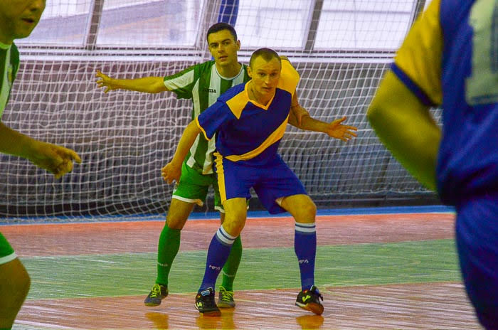 Group of people playing mini football Группа людей играющих в мини-футбол