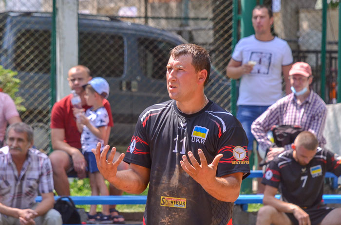 Group of people playing volleyball Группа людей играющих в волейбол