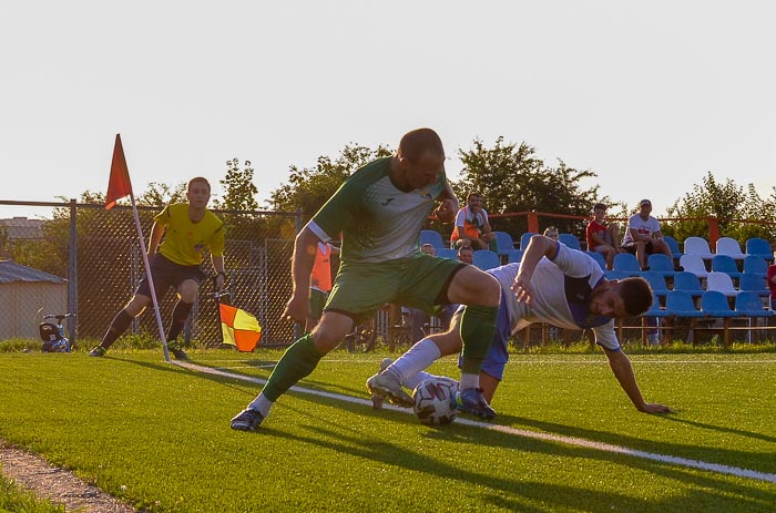 Group of people playing mini football Группа людей играющих в мини-футбол