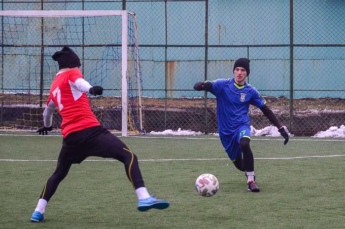 Group of people playing mini football Группа людей играющих в мини-футбол