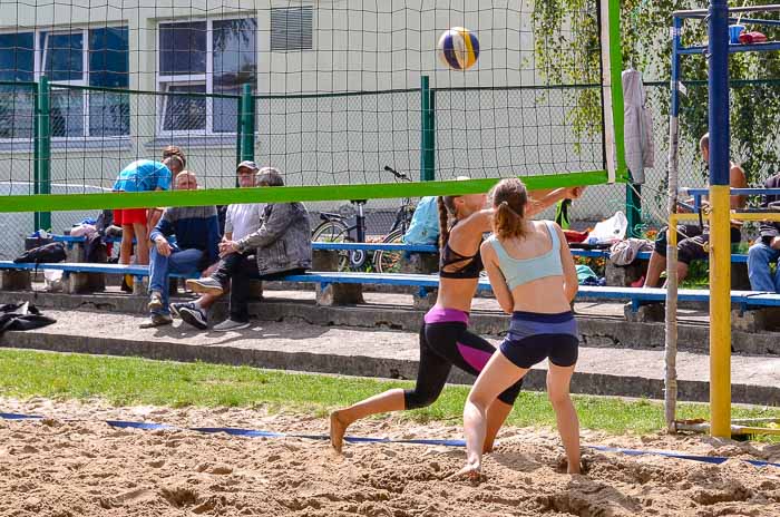 Group of people playing volleyball Группа людей играющих в волейбол