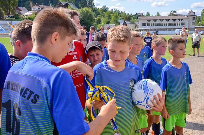 Group of people playing mini football Группа людей играющих в мини-футбол