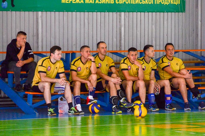 Group of people playing mini football Группа людей играющих в мини-футбол