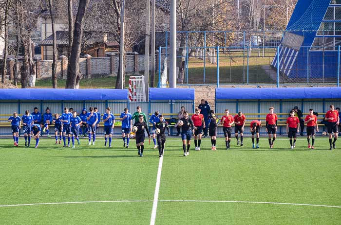 Group of people playing mini football Группа людей играющих в мини-футбол