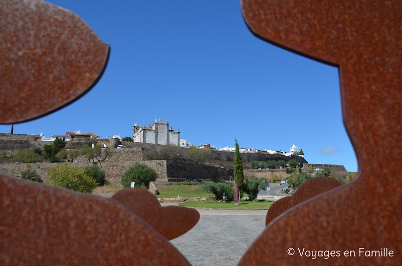 Monsaraz, monument hommage aux chanteurs de l'Alentejo