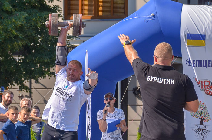 Group of people fighting karate Группа людей занимается карате