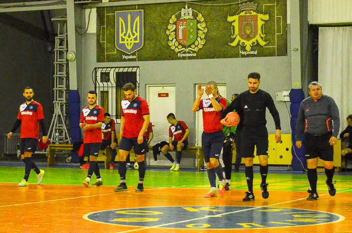 Group of people playing mini football Группа людей играющих в мини-футбол