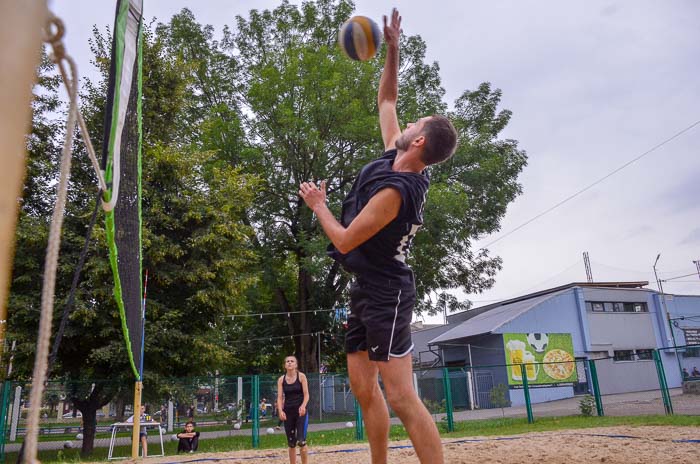 Group of people playing volleyball Группа людей играющих в волейбол