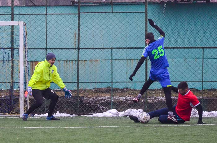 Group of people playing mini football Группа людей играющих в мини-футбол