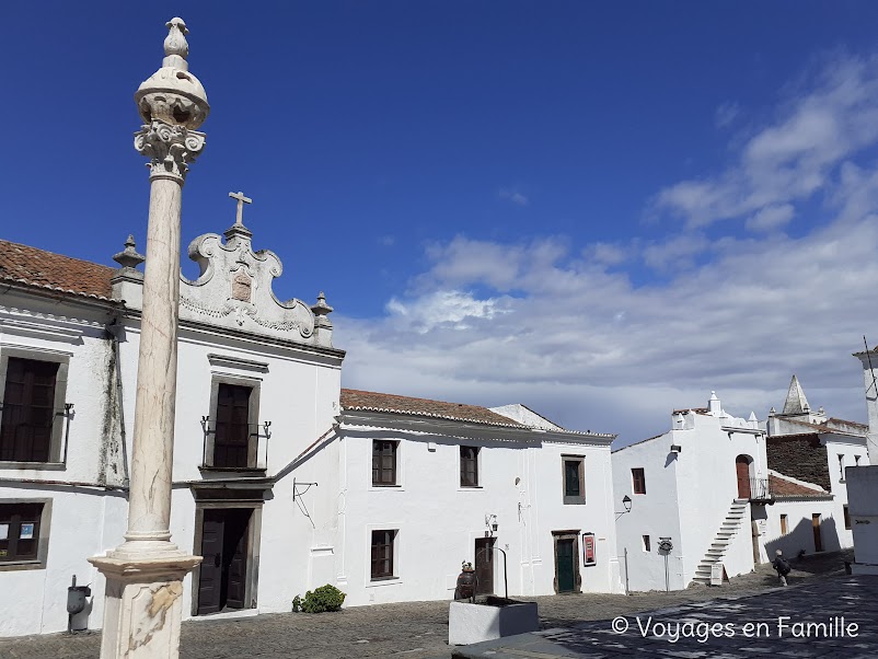 Monsaraz, place de l'église