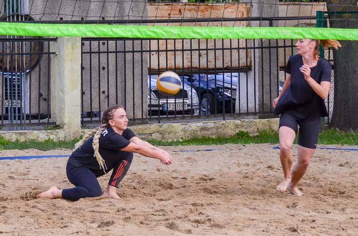 Group of people playing volleyball Группа людей играющих в волейбол