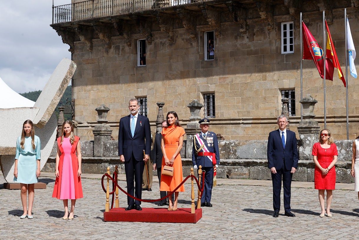 King Felipe, Queen Letizia, Princess Leonor and Infanta sofia received Military welcome in Santiago