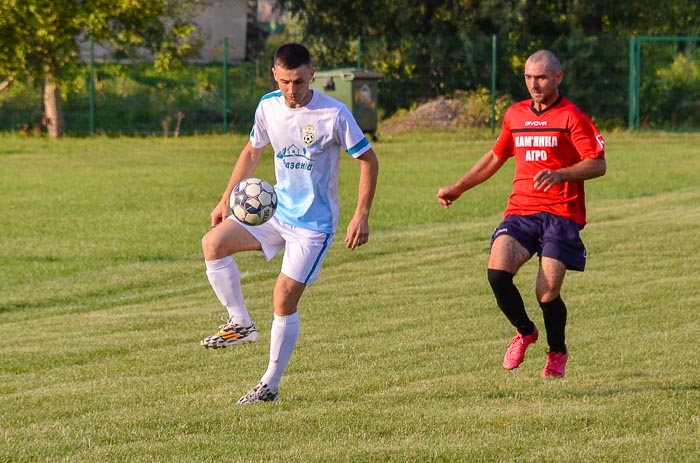 Group of people playing mini football Группа людей играющих в мини-футбол