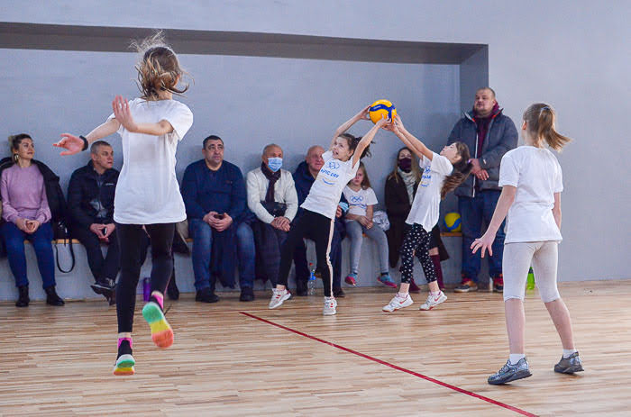 Group of people playing mini football Группа людей играющих в мини-футбол