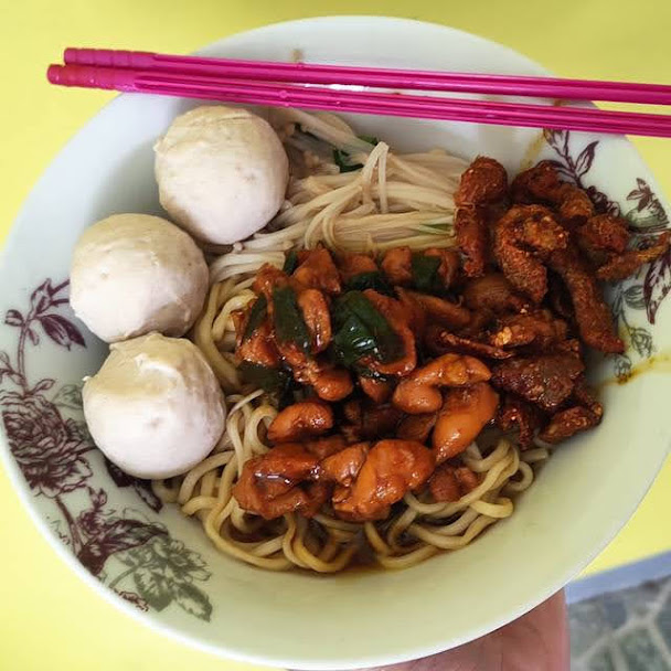 Mie Ayam Enoki dan Kulit Ayam Krispi