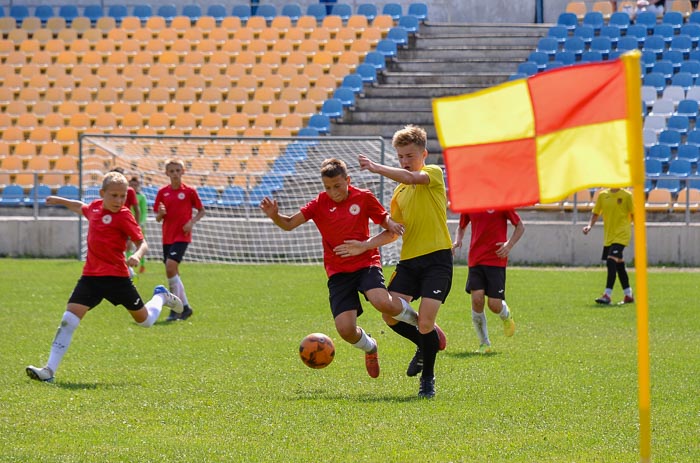 Group of people playing mini football Группа людей играющих в мини-футбол