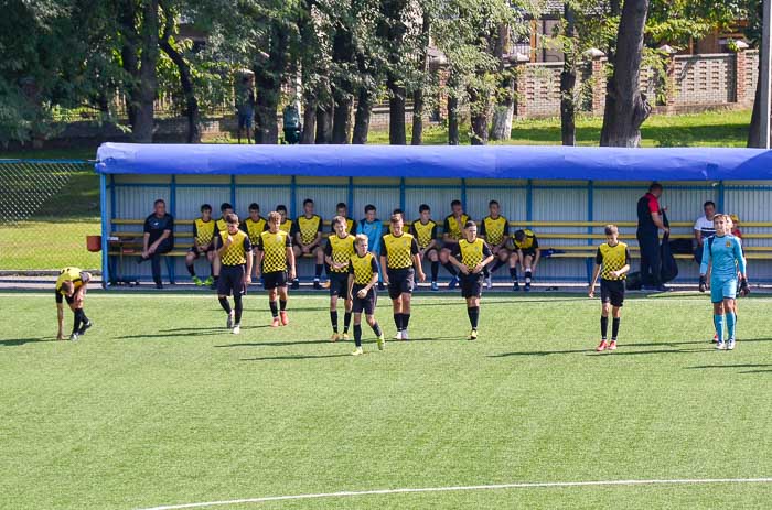 Group of people playing mini football Группа людей играющих в мини-футбол