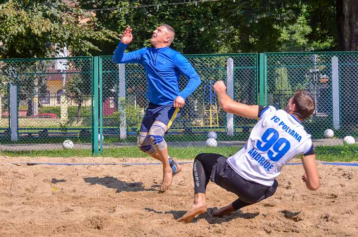 Group of people playing volleyball Группа людей играющих в волейбол